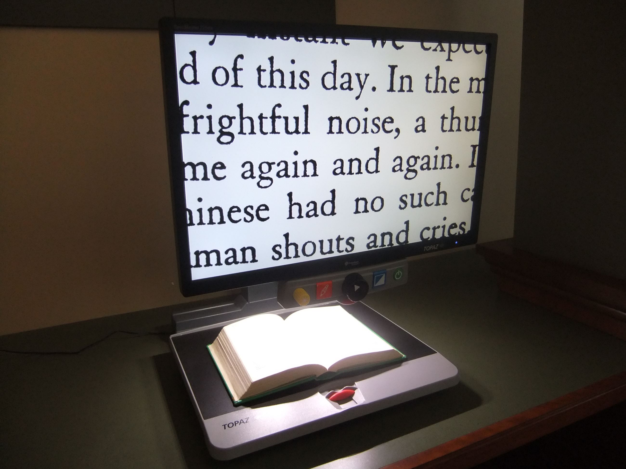 Desktop video magnifier